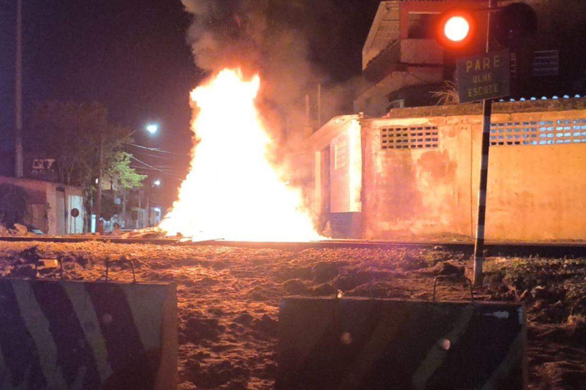 Moradores colocaram fogo na linha do trem como forma de protesto