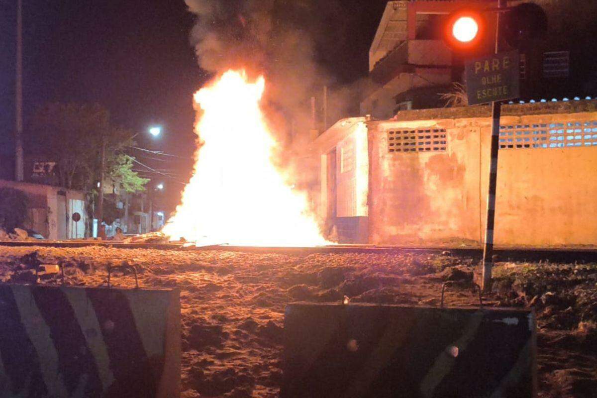 Moradores colocaram fogo na linha do trem como forma de protesto
