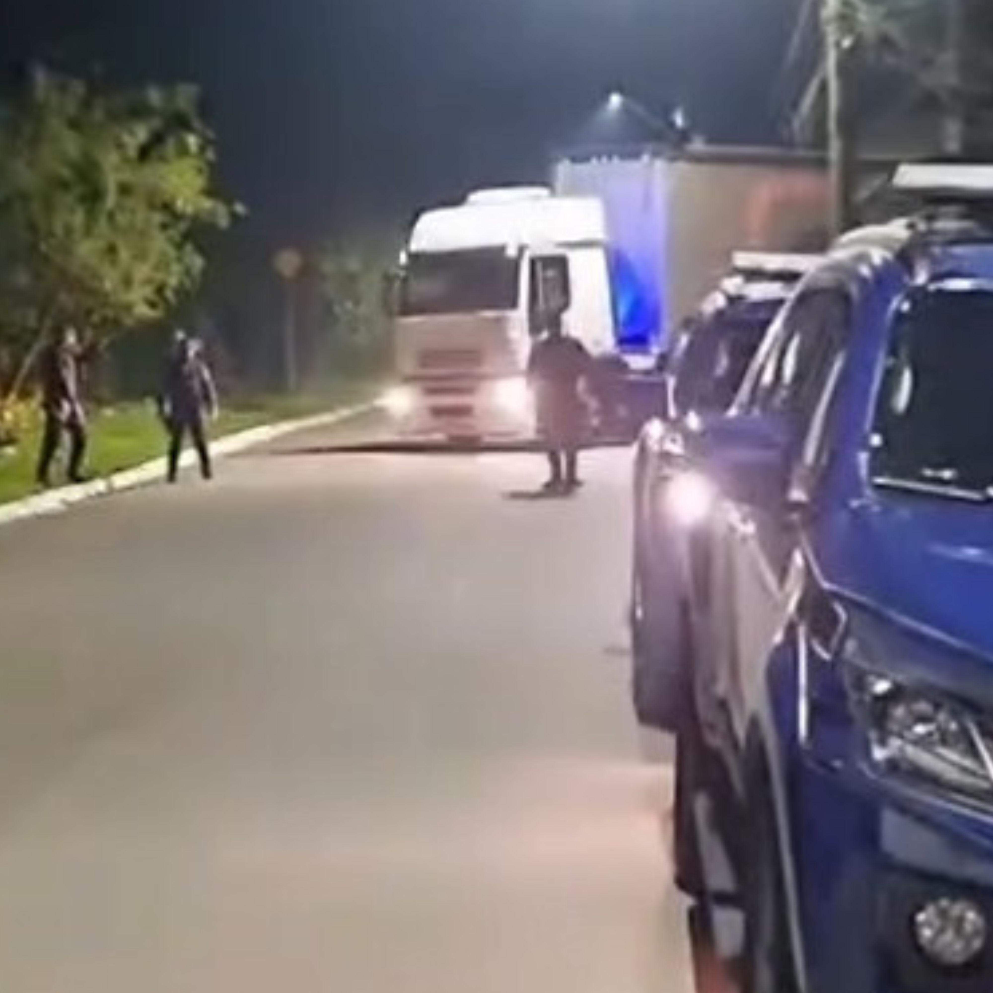 Quatro suspeitos, sendo dois adolescentes, foram detidos em Praia Grande após participarem de furto de uma carreta carregada de leite.