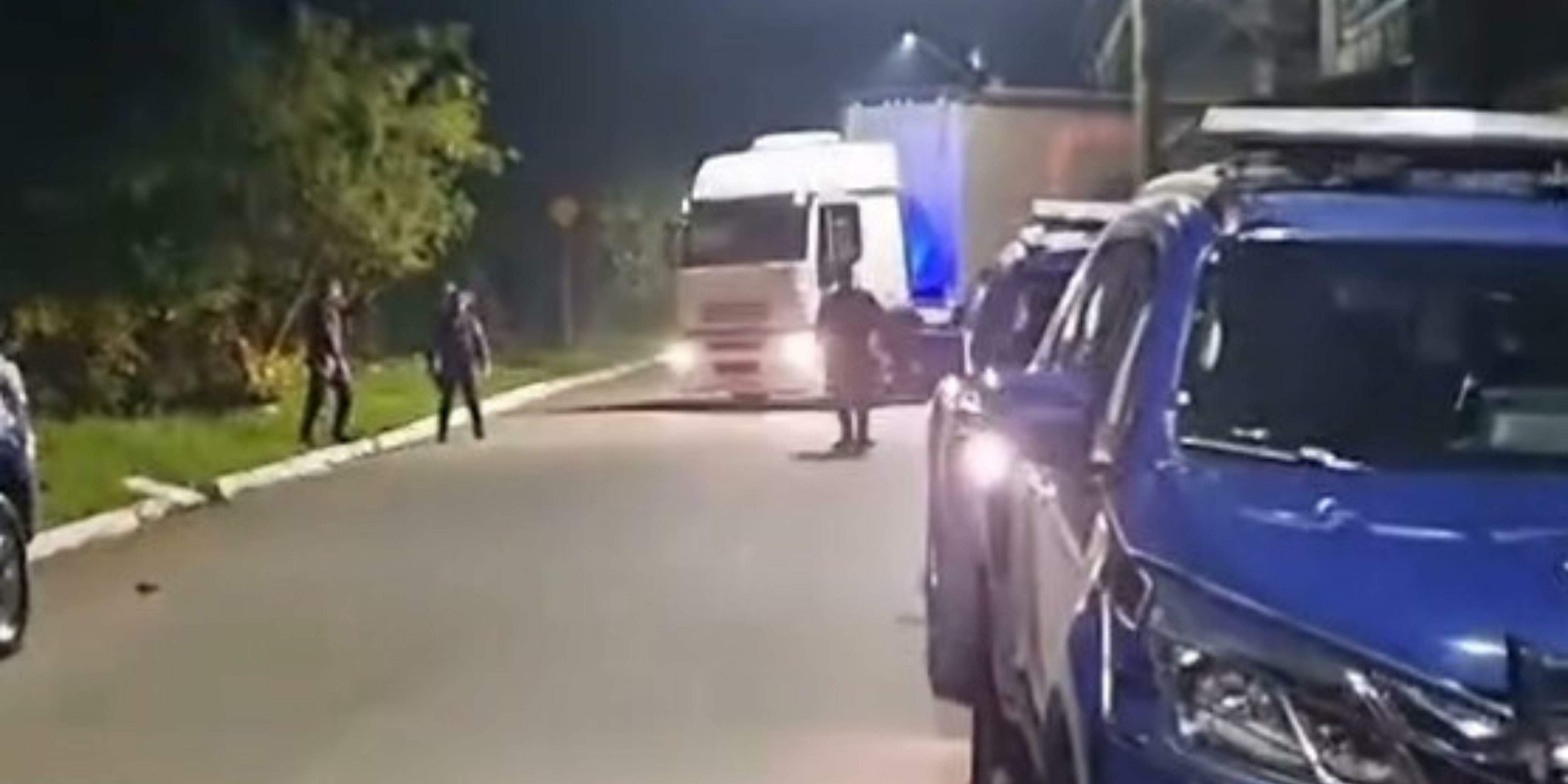 Quatro suspeitos, sendo dois adolescentes, foram detidos em Praia Grande após participarem de furto de uma carreta carregada de leite.