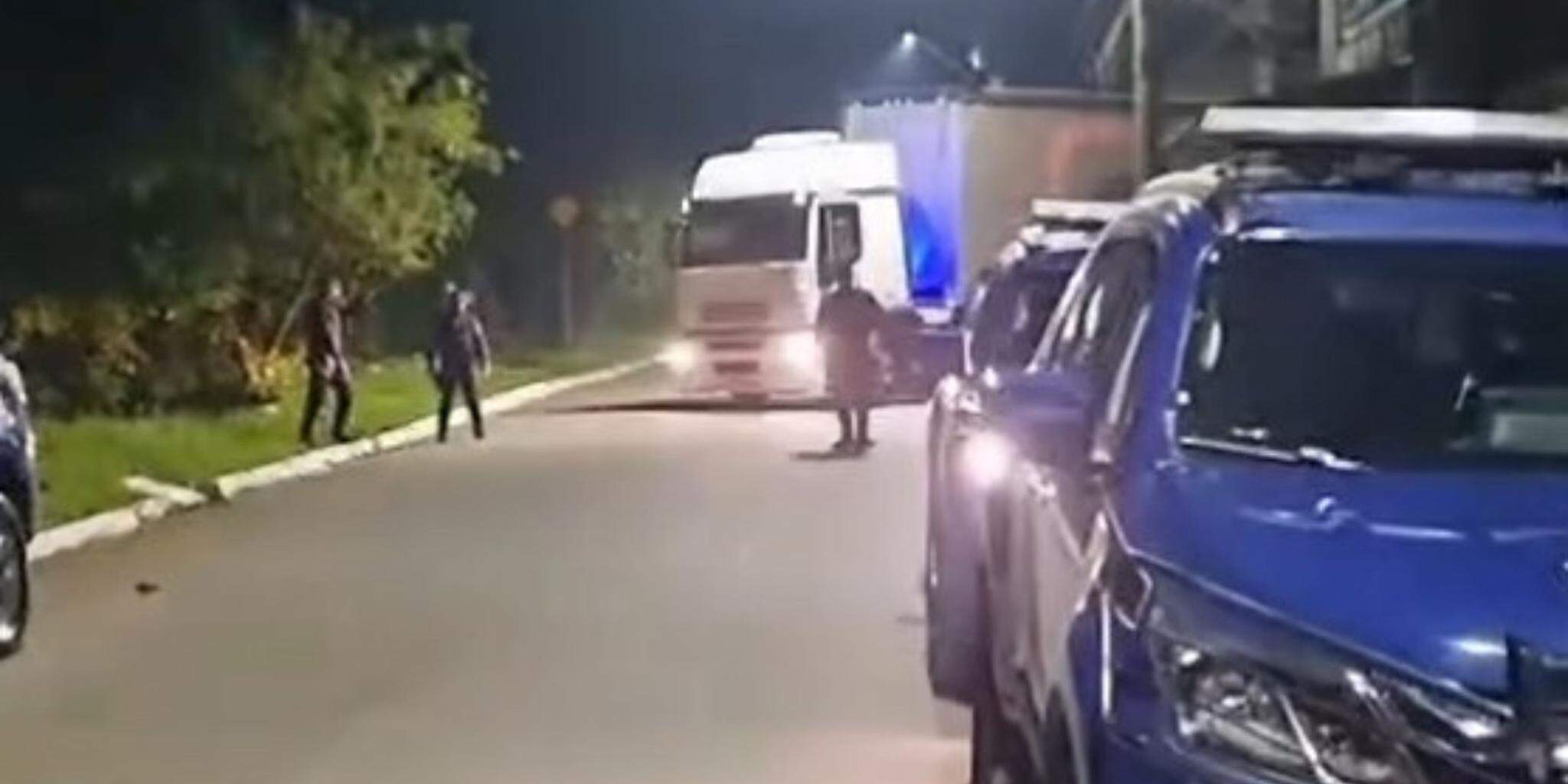 Quatro suspeitos, sendo dois adolescentes, foram detidos em Praia Grande após participarem de furto de uma carreta carregada de leite.