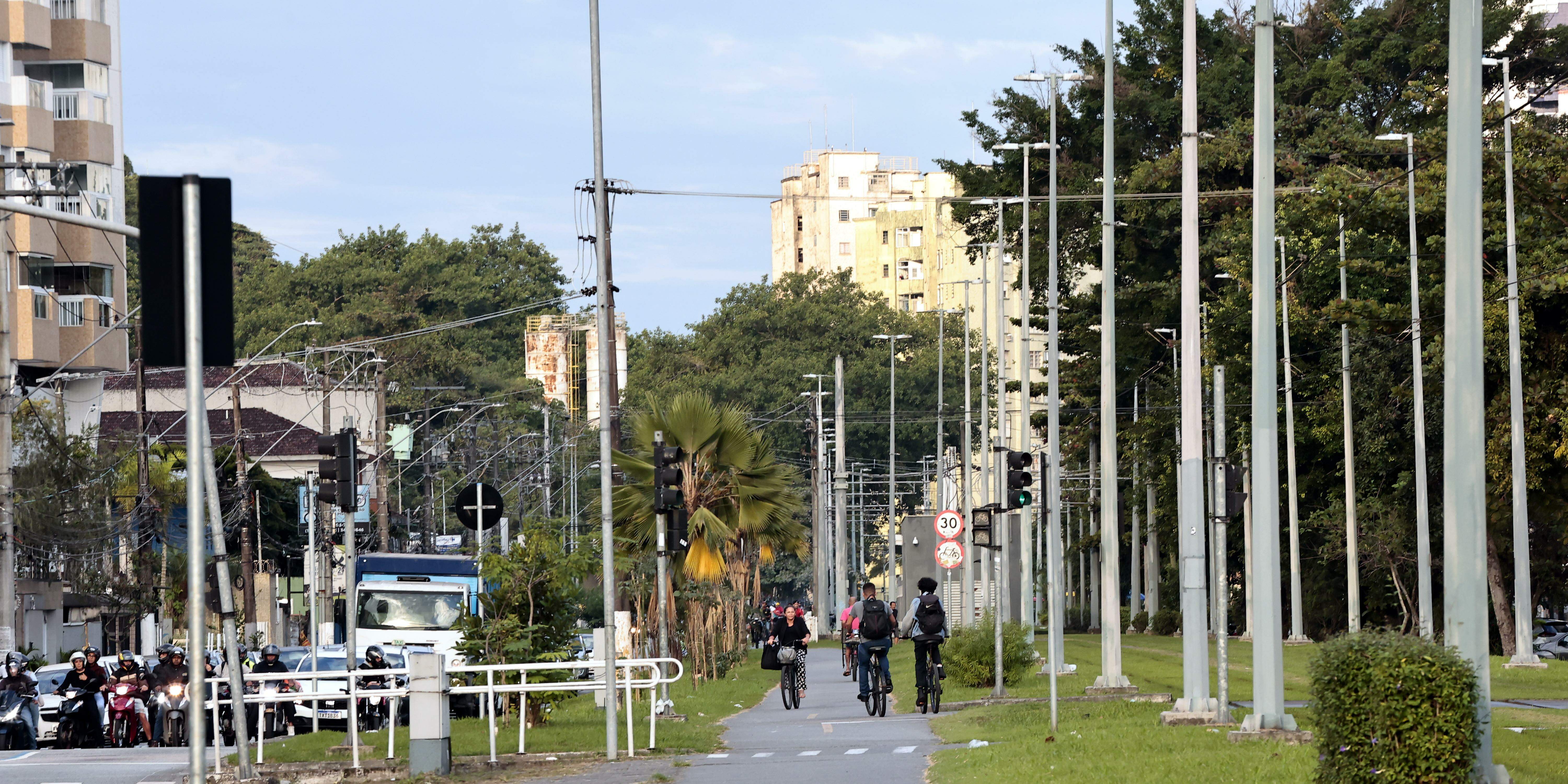 Linha Amarela é uma das principais artérias de trânsito do Município e a primeira ligação entre as áreas continental e insular de São Vicente