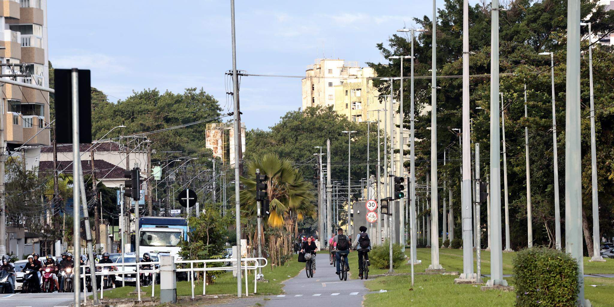 Linha Amarela é uma das principais artérias de trânsito do Município e a primeira ligação entre as áreas continental e insular de São Vicente