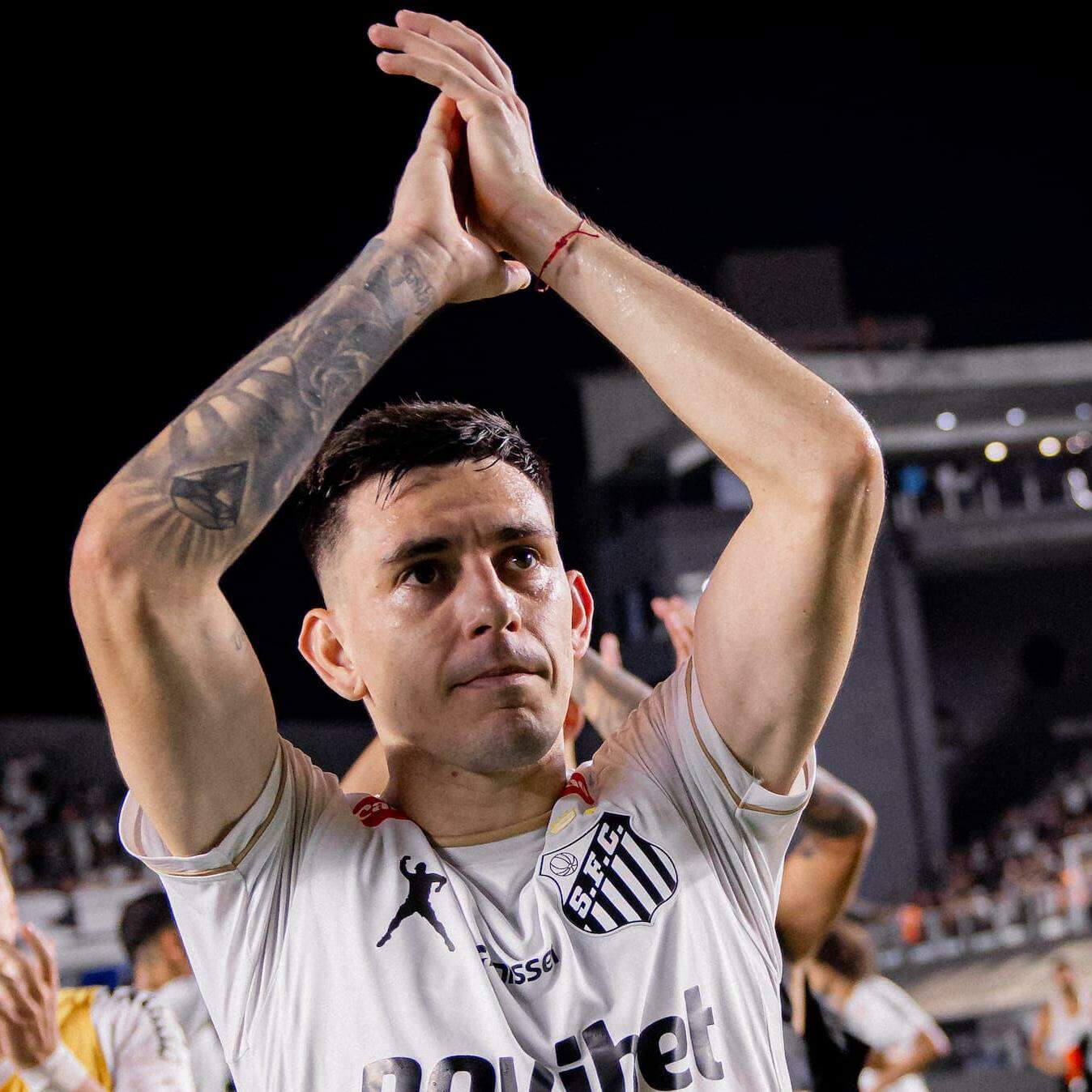 Na Vila desde abril de 2024, Escobar, de 29 anos, já completou 100 jogos pelo Peixe