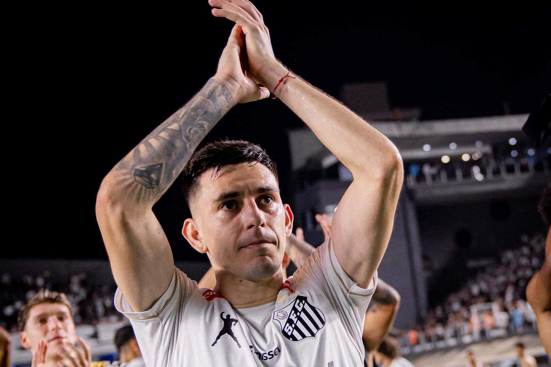 Na Vila desde abril de 2024, Escobar, de 29 anos, já completou 100 jogos pelo Peixe