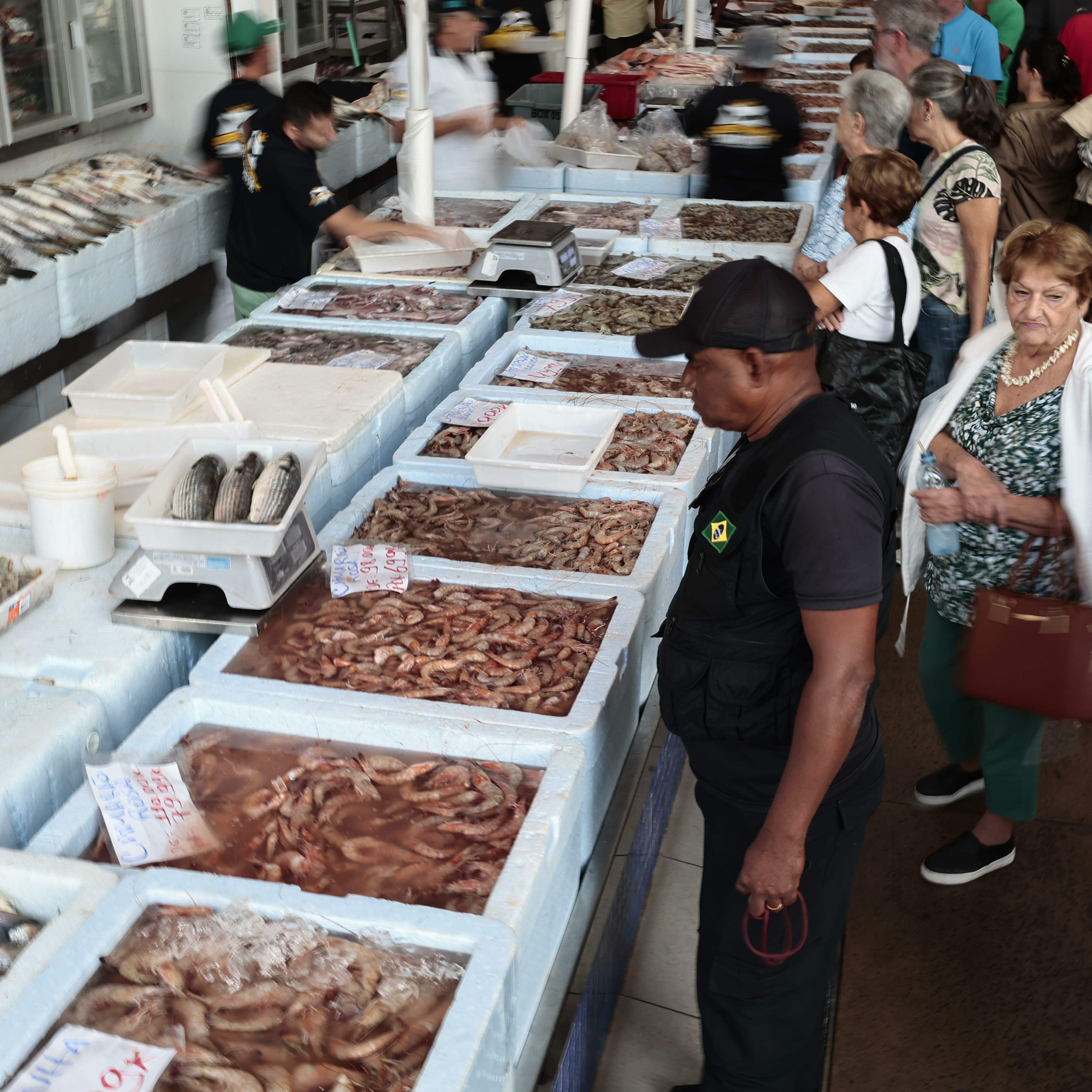 É possível encontrar o quilo do camarão até por R$ 29,99 no Mercado de Peixes, na Ponta da Praia