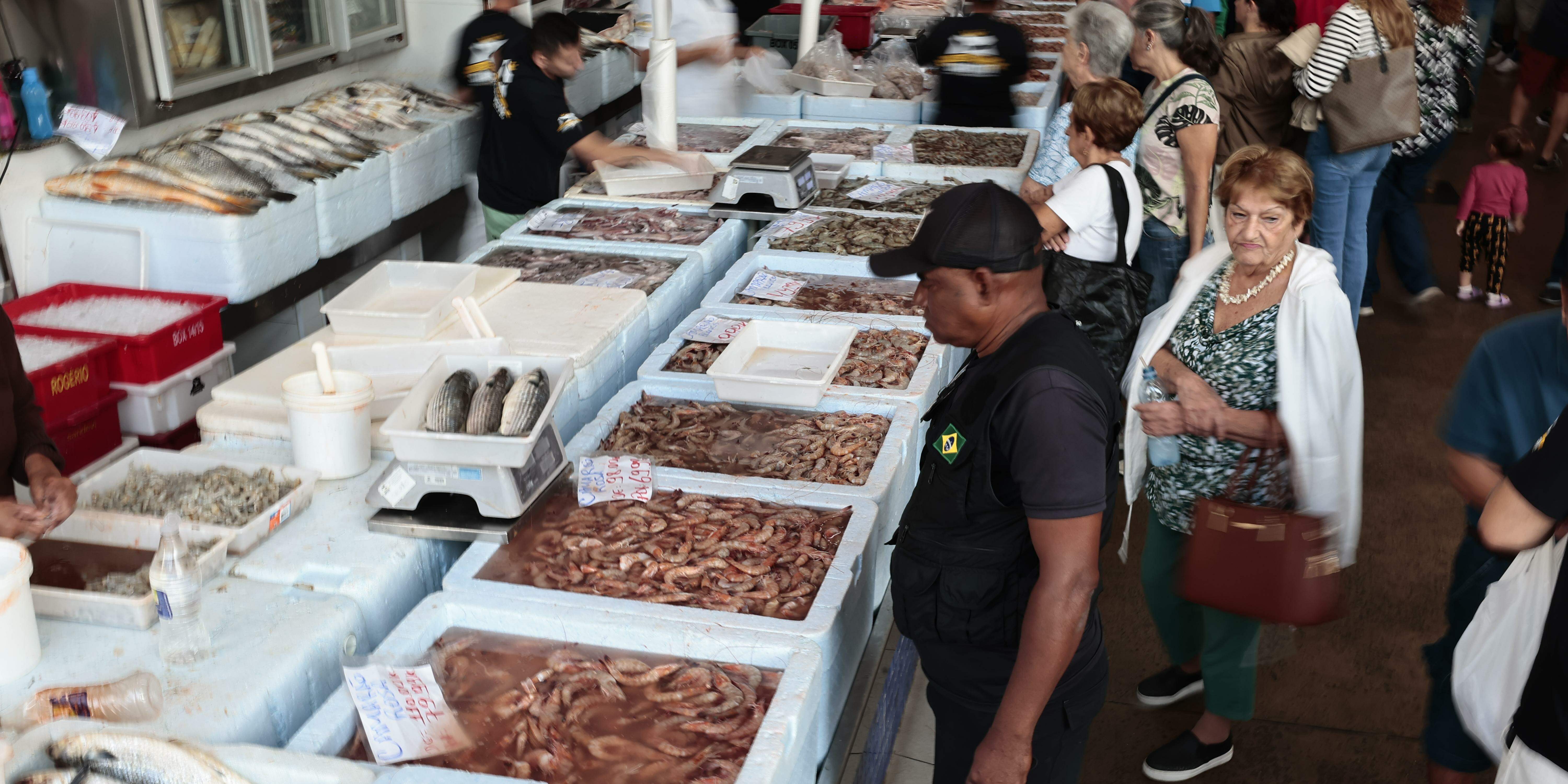 É possível encontrar o quilo do camarão até por R$ 29,99 no Mercado de Peixes, na Ponta da Praia