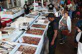 É possível encontrar o quilo do camarão até por R$ 29,99 no Mercado de Peixes, na Ponta da Praia