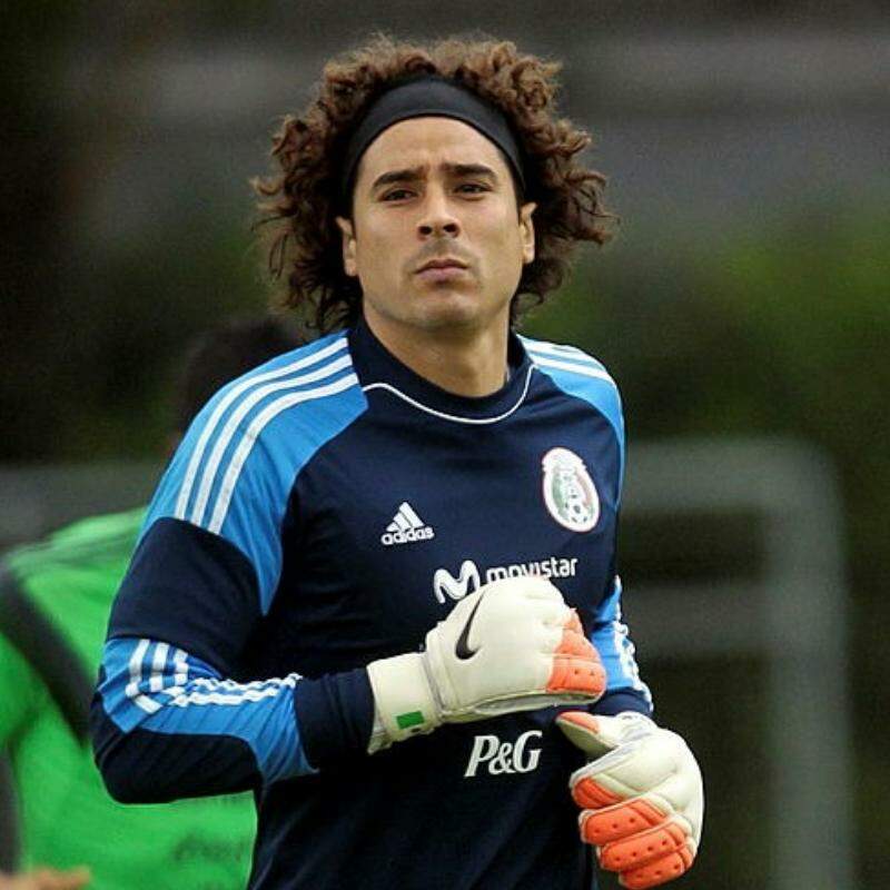 Goleiro Guillermo Ochoa, do México, durante treino no CT Rei Pelé, em Santos, no ano de 2014