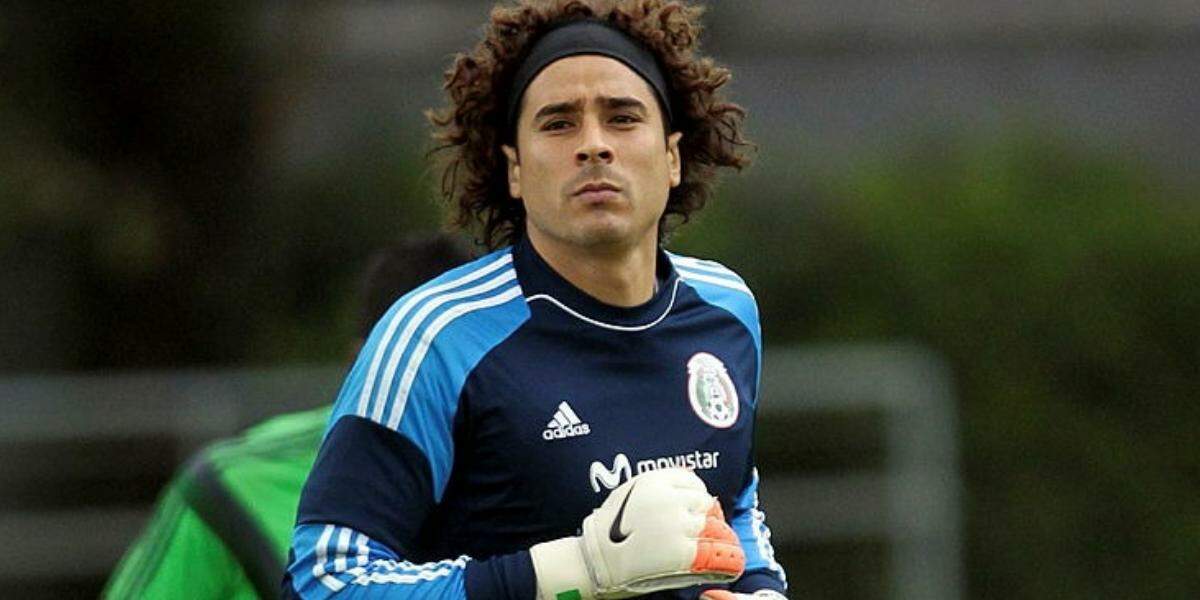 Goleiro Guillermo Ochoa, do México, durante treino no CT Rei Pelé, em Santos, no ano de 2014