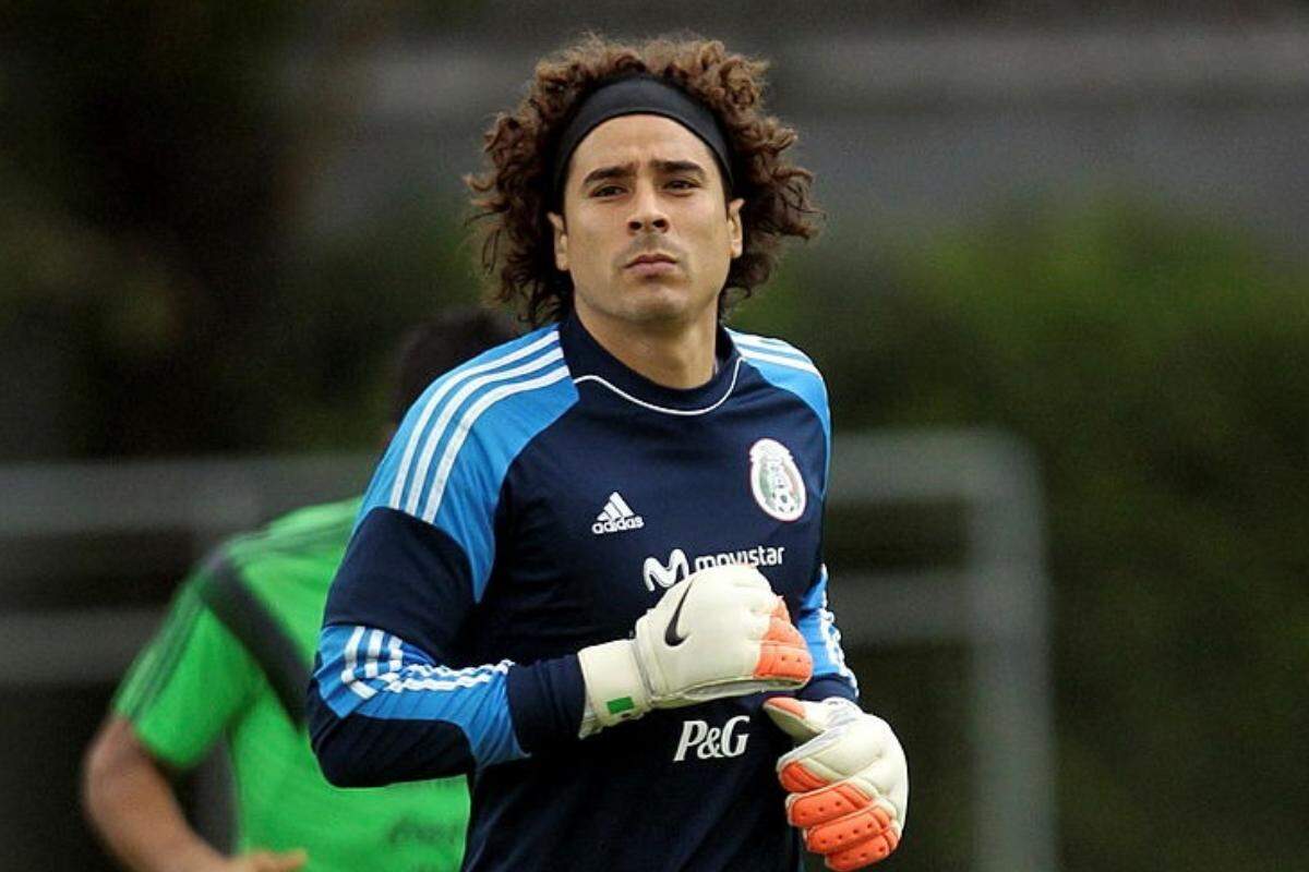 Goleiro Guillermo Ochoa, do México, durante treino no CT Rei Pelé, em Santos, no ano de 2014