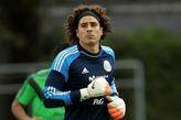 Goleiro Guillermo Ochoa, do México, durante treino no CT Rei Pelé, em Santos, no ano de 2014