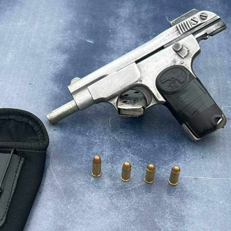 O homem estava com uma arma com quatro munições