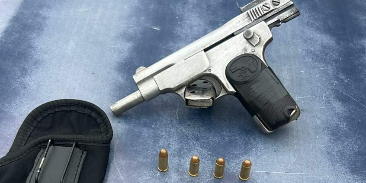O homem estava com uma arma com quatro munições