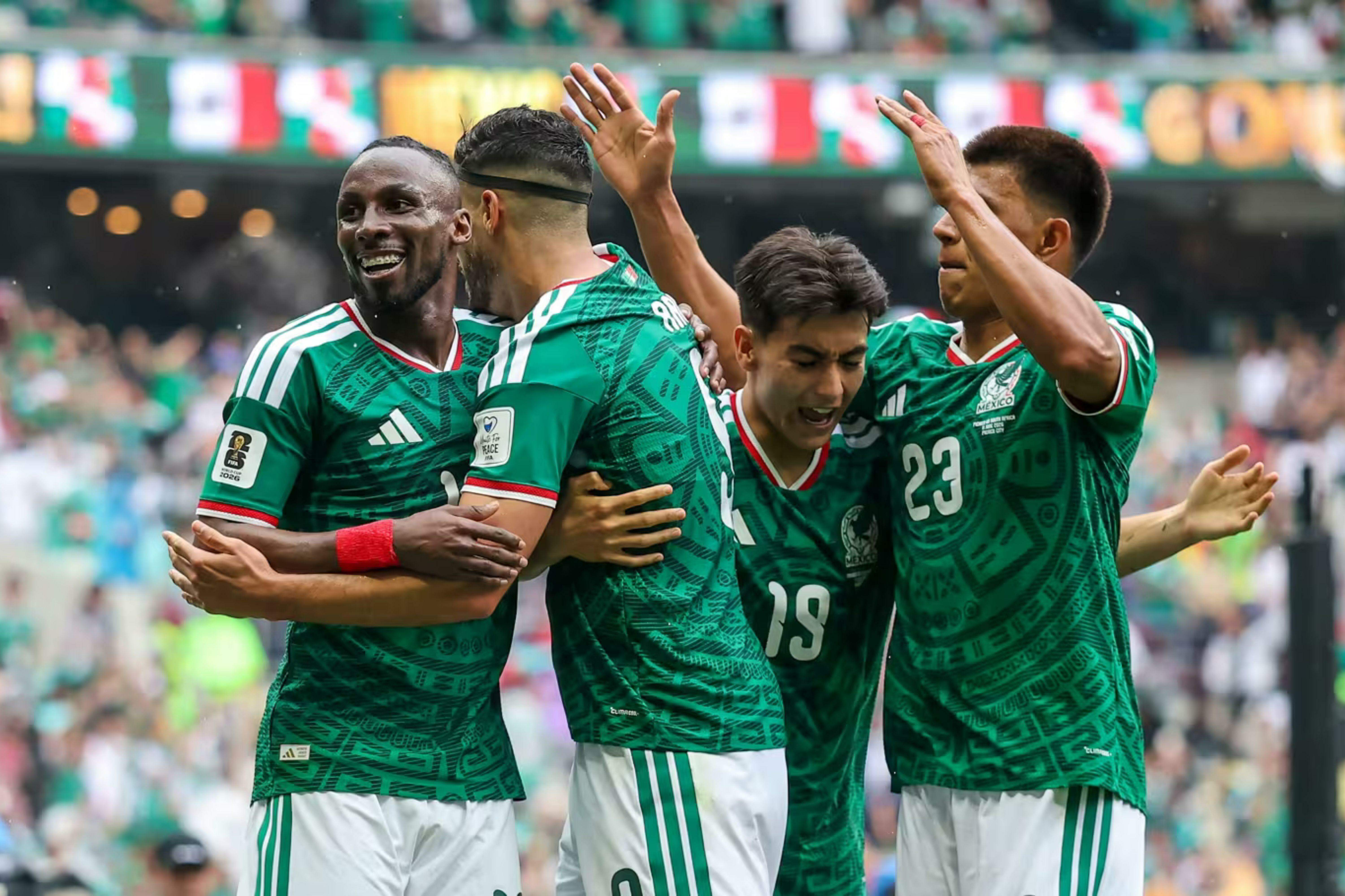 Em duelo com três expulsões, México abre Copa vencendo a África do Sul 