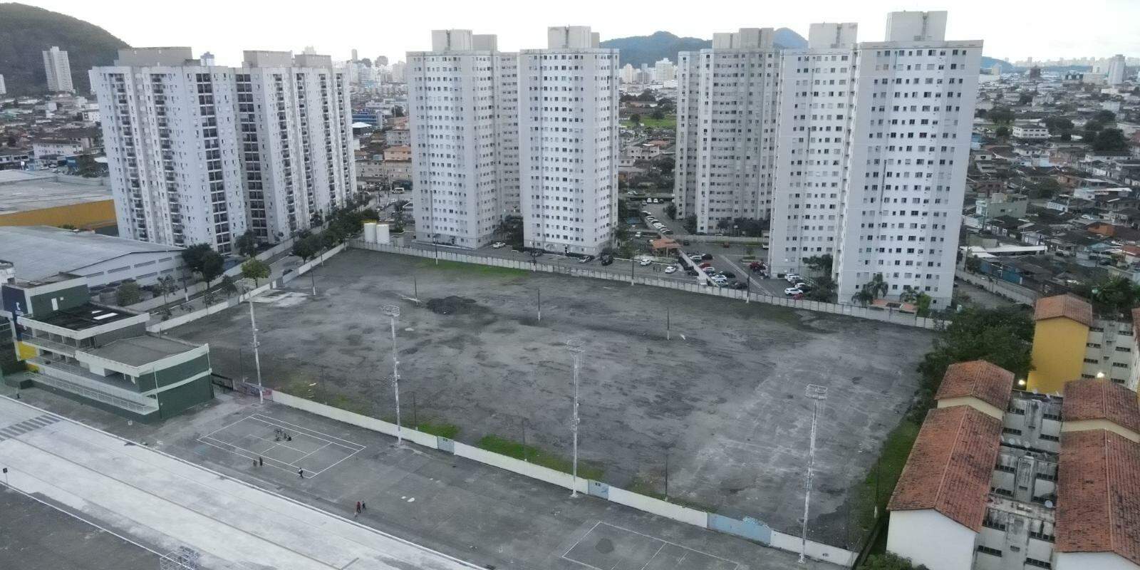O terreno onde será implantado o projeto, que prevê também novas vias e 18 unidades comerciais