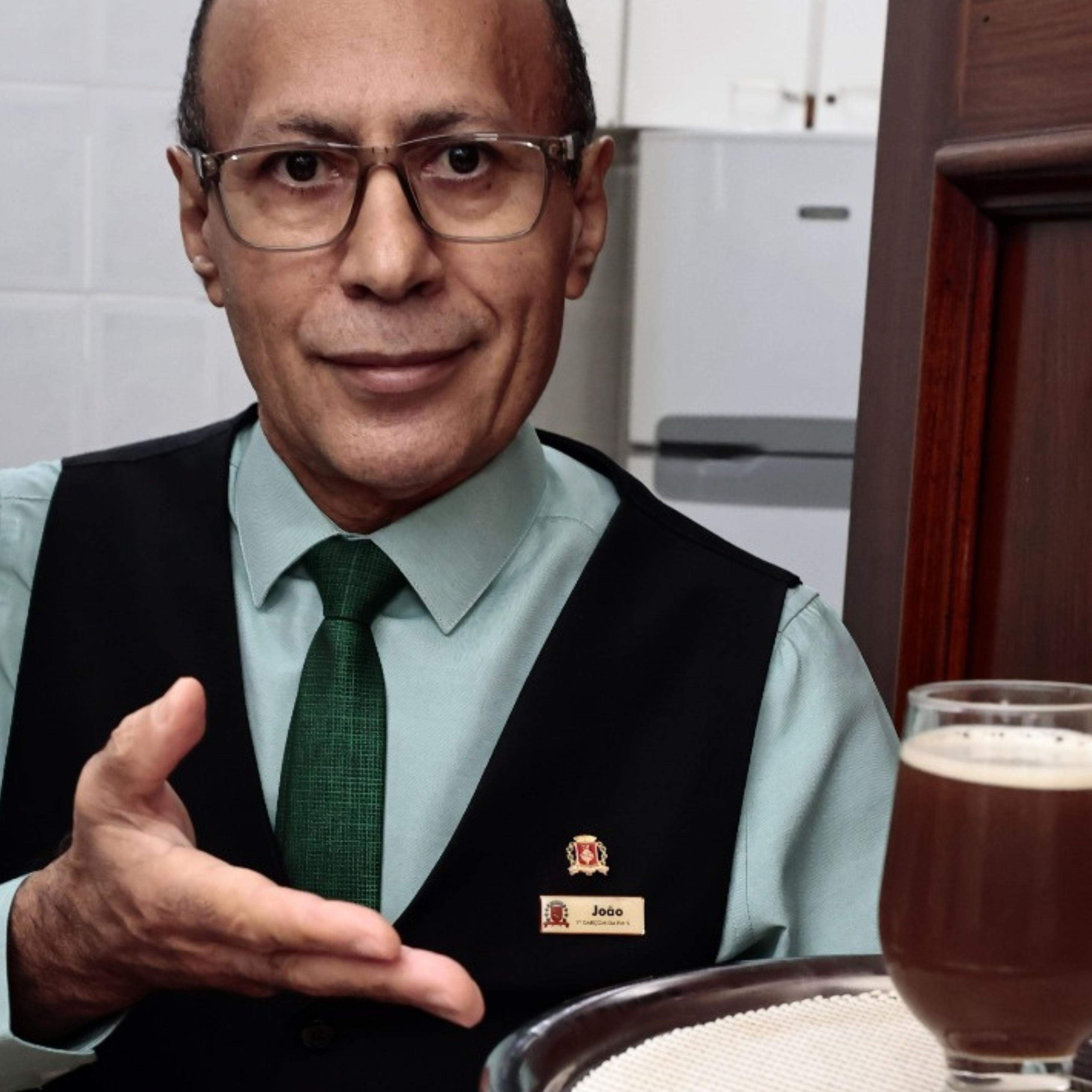 O garçom tinha apenas 23 anos quando foi chamado por Oswaldo Justo: o chá especial virou sua marca