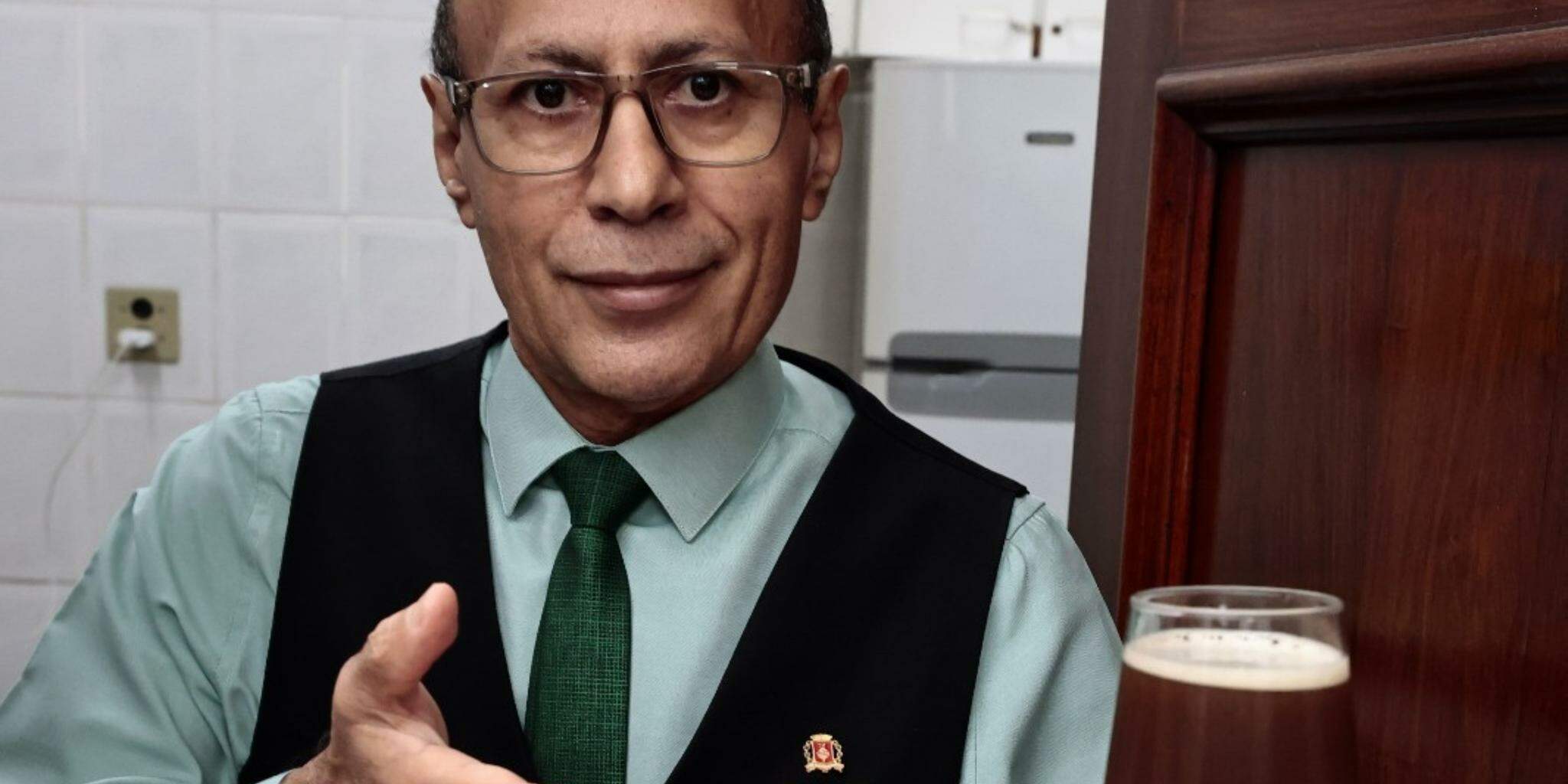 O garçom tinha apenas 23 anos quando foi chamado por Oswaldo Justo: o chá especial virou sua marca