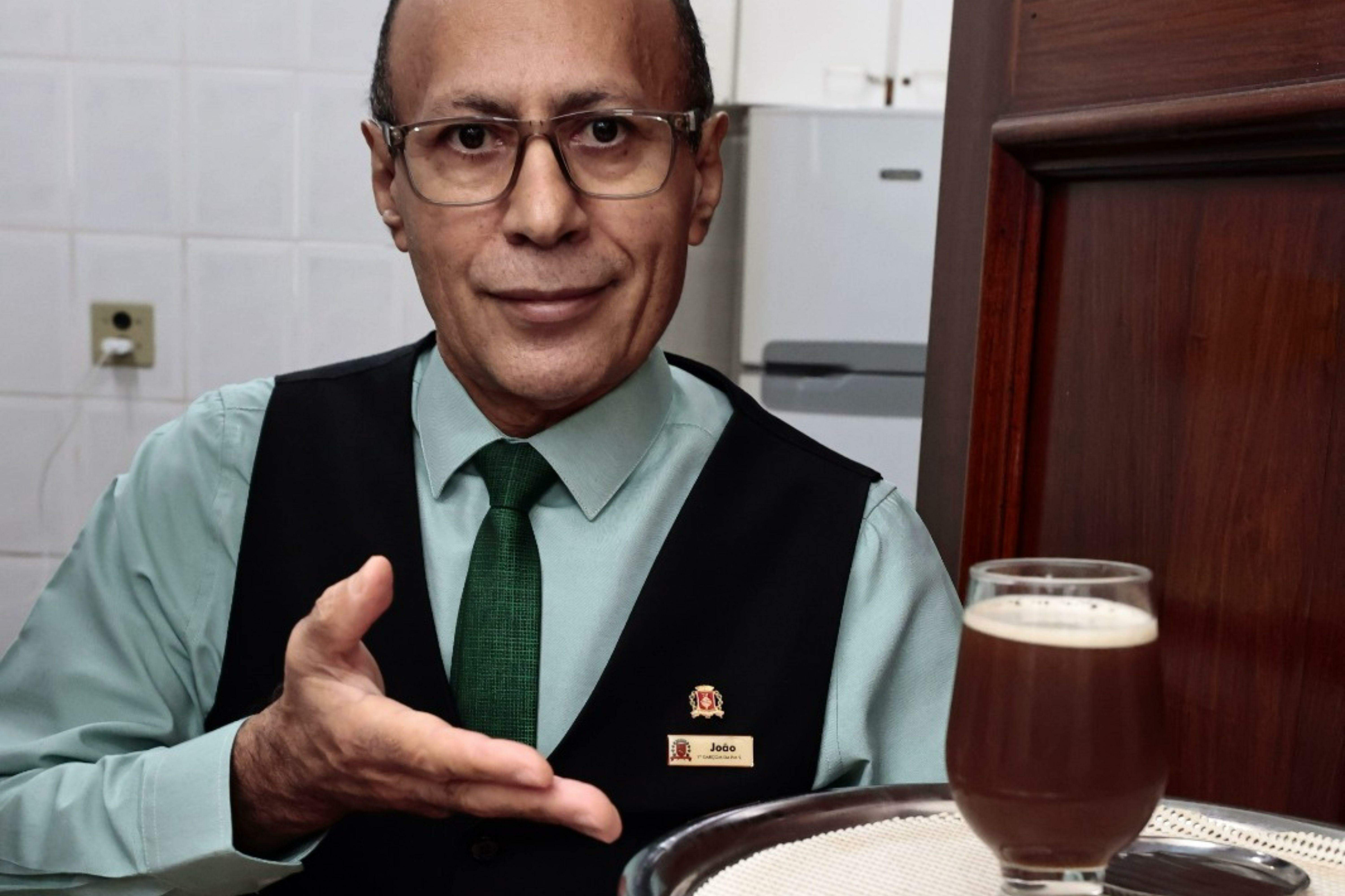 O garçom tinha apenas 23 anos quando foi chamado por Oswaldo Justo: o chá especial virou sua marca