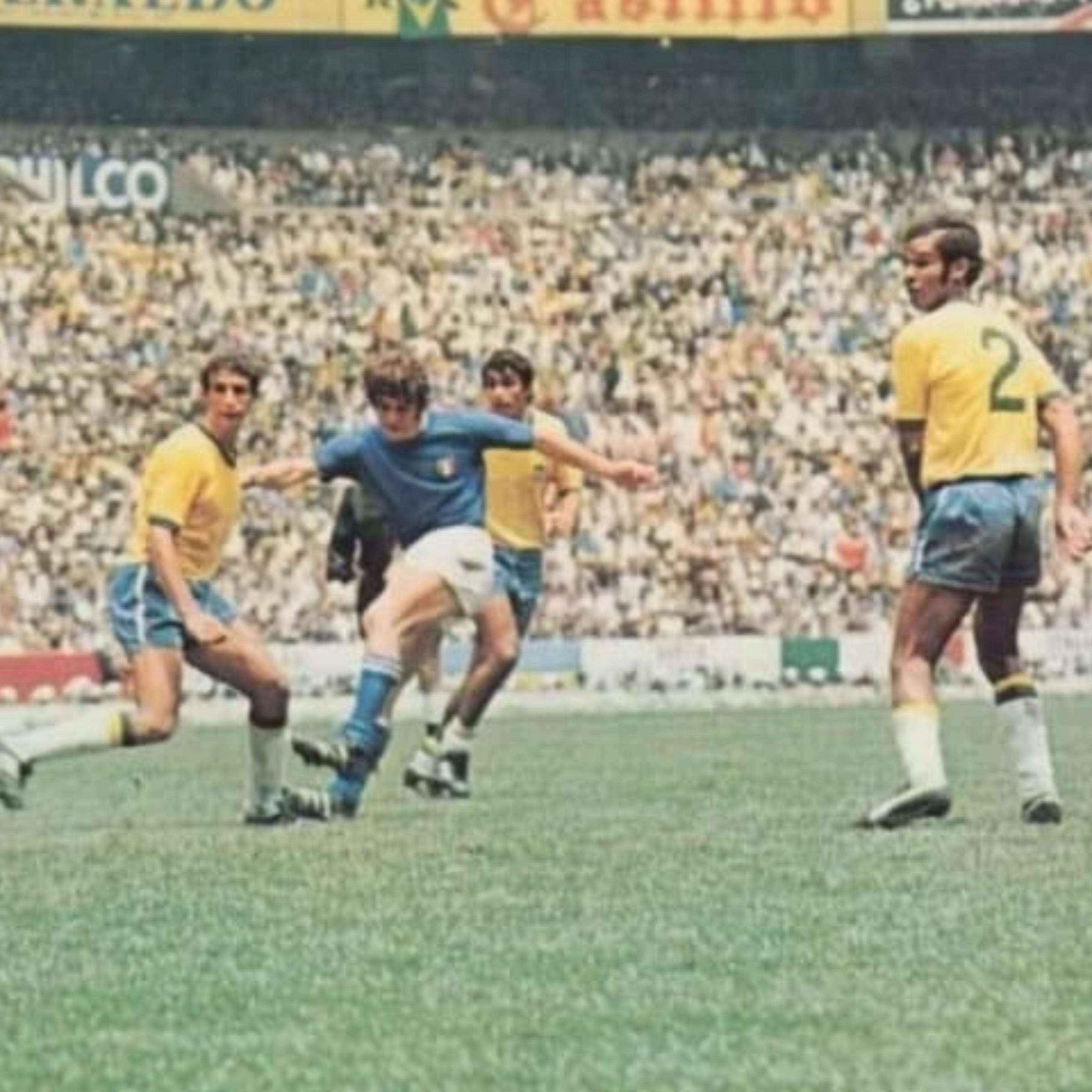 Brito (à direita) formou a defesa do Brasil ao lado de Piazza (à esquerda). Juntos, sob comando de Zagallo, foram campeões com a vitória por 4 a 1 sobre a Itália no mesmo Estádio Azteca