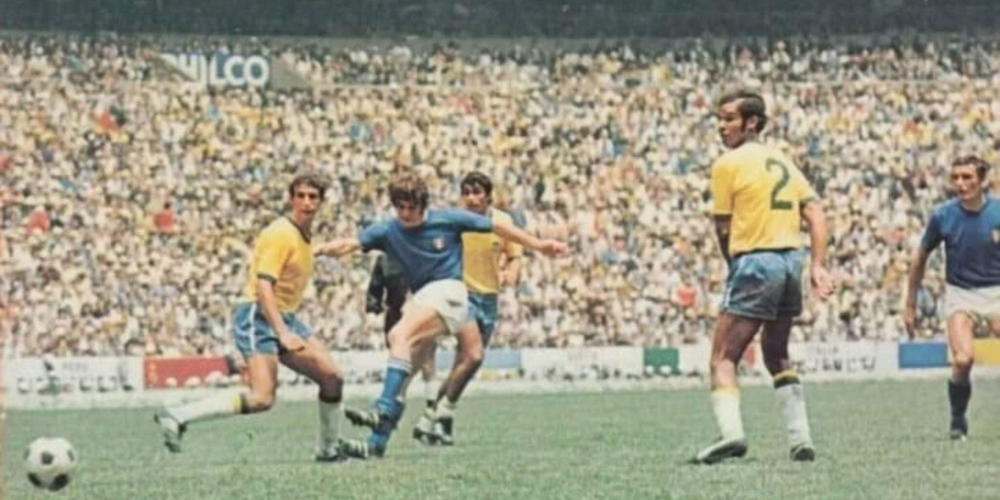Brito (à direita) formou a defesa do Brasil ao lado de Piazza (à esquerda). Juntos, sob comando de Zagallo, foram campeões com a vitória por 4 a 1 sobre a Itália no mesmo Estádio Azteca
