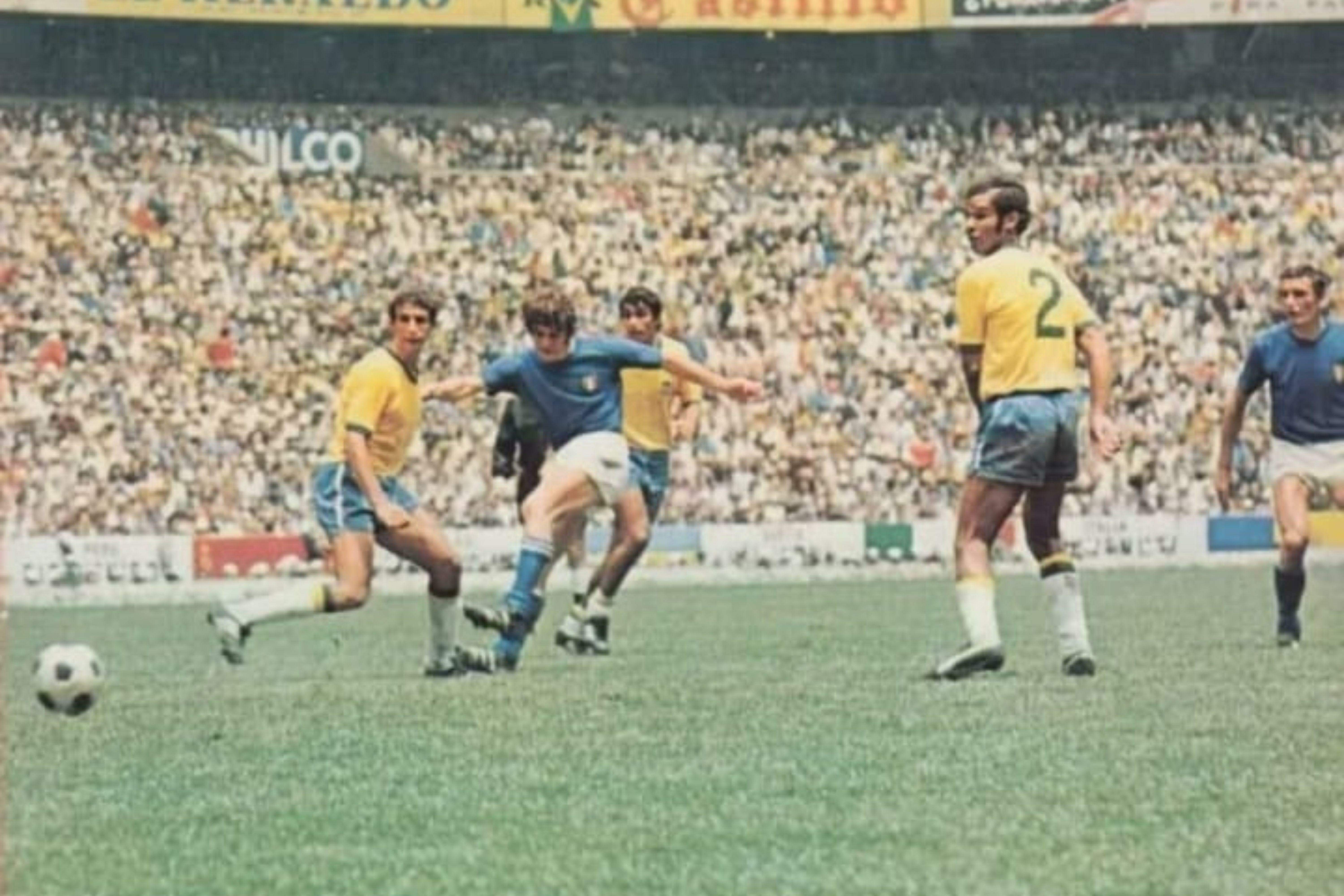 Brito (à direita) formou a defesa do Brasil ao lado de Piazza (à esquerda). Juntos, sob comando de Zagallo, foram campeões com a vitória por 4 a 1 sobre a Itália no mesmo Estádio Azteca