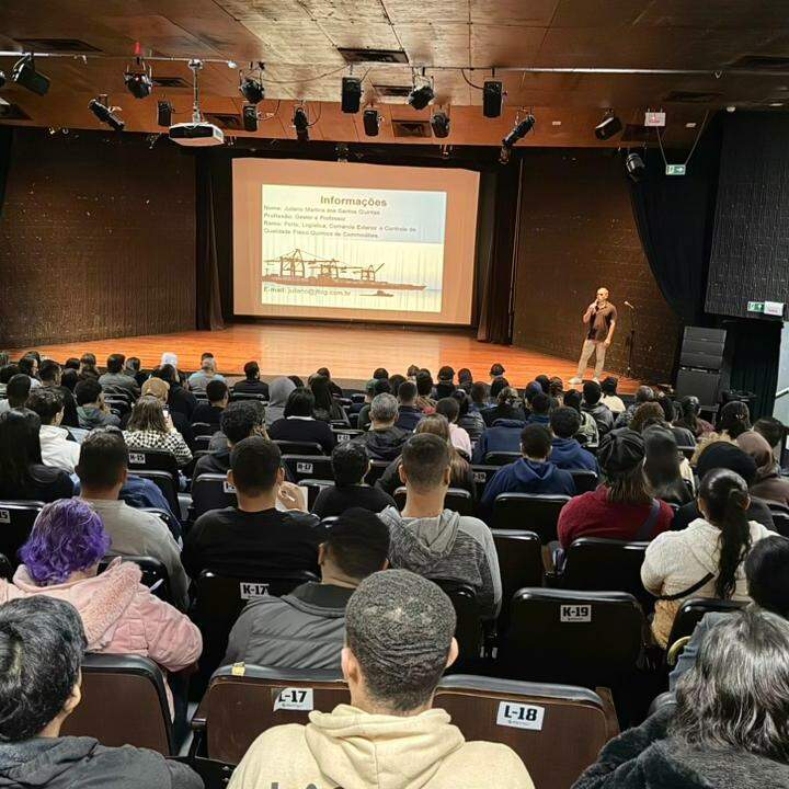 No curso, os alunos têm a oportunidade de adquirir conhecimento nas áreas de logística portuária