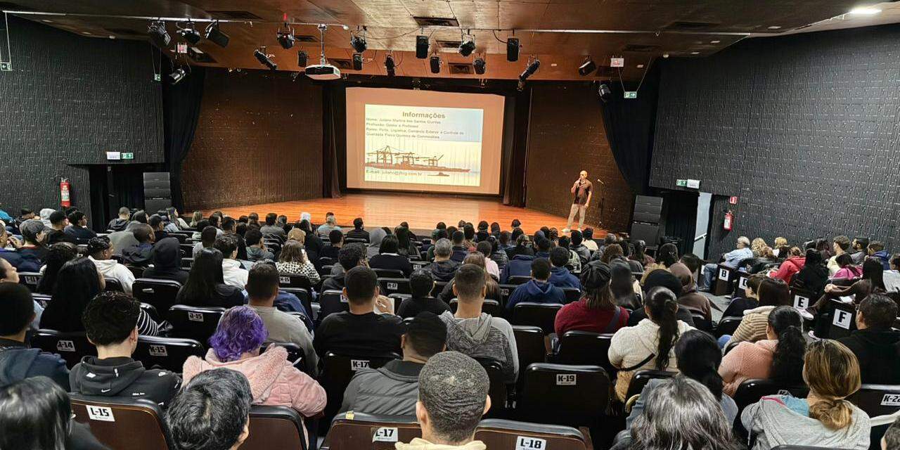 No curso, os alunos têm a oportunidade de adquirir conhecimento nas áreas de logística portuária