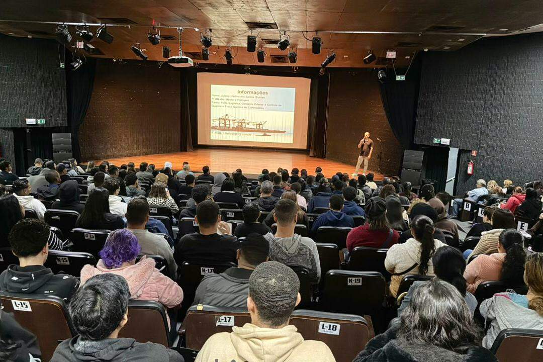 No curso, os alunos têm a oportunidade de adquirir conhecimento nas áreas de logística portuária