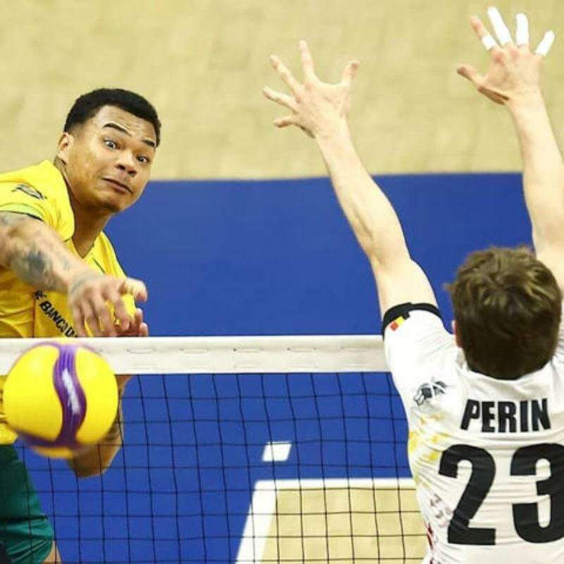 Darlan no ataque durante partida entre Brasil e Bélgica na Liga das Nações de Vôlei