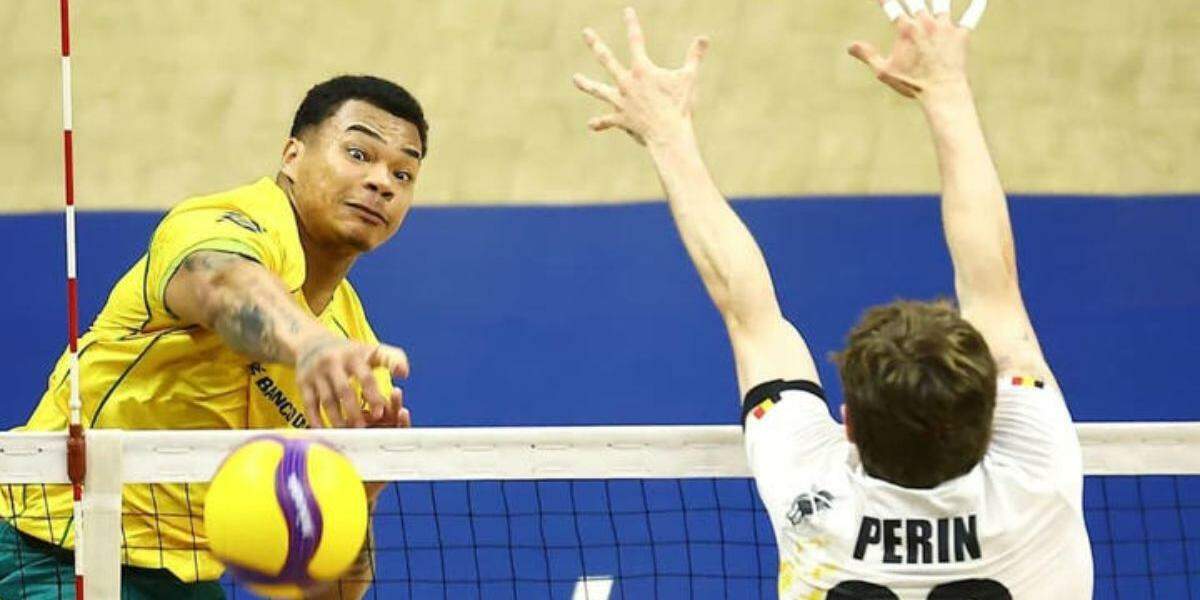 Darlan no ataque durante partida entre Brasil e Bélgica na Liga das Nações de Vôlei