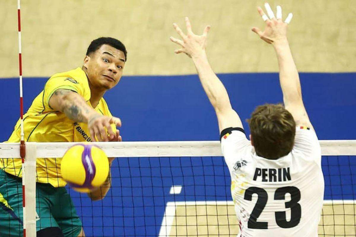 Darlan no ataque durante partida entre Brasil e Bélgica na Liga das Nações de Vôlei