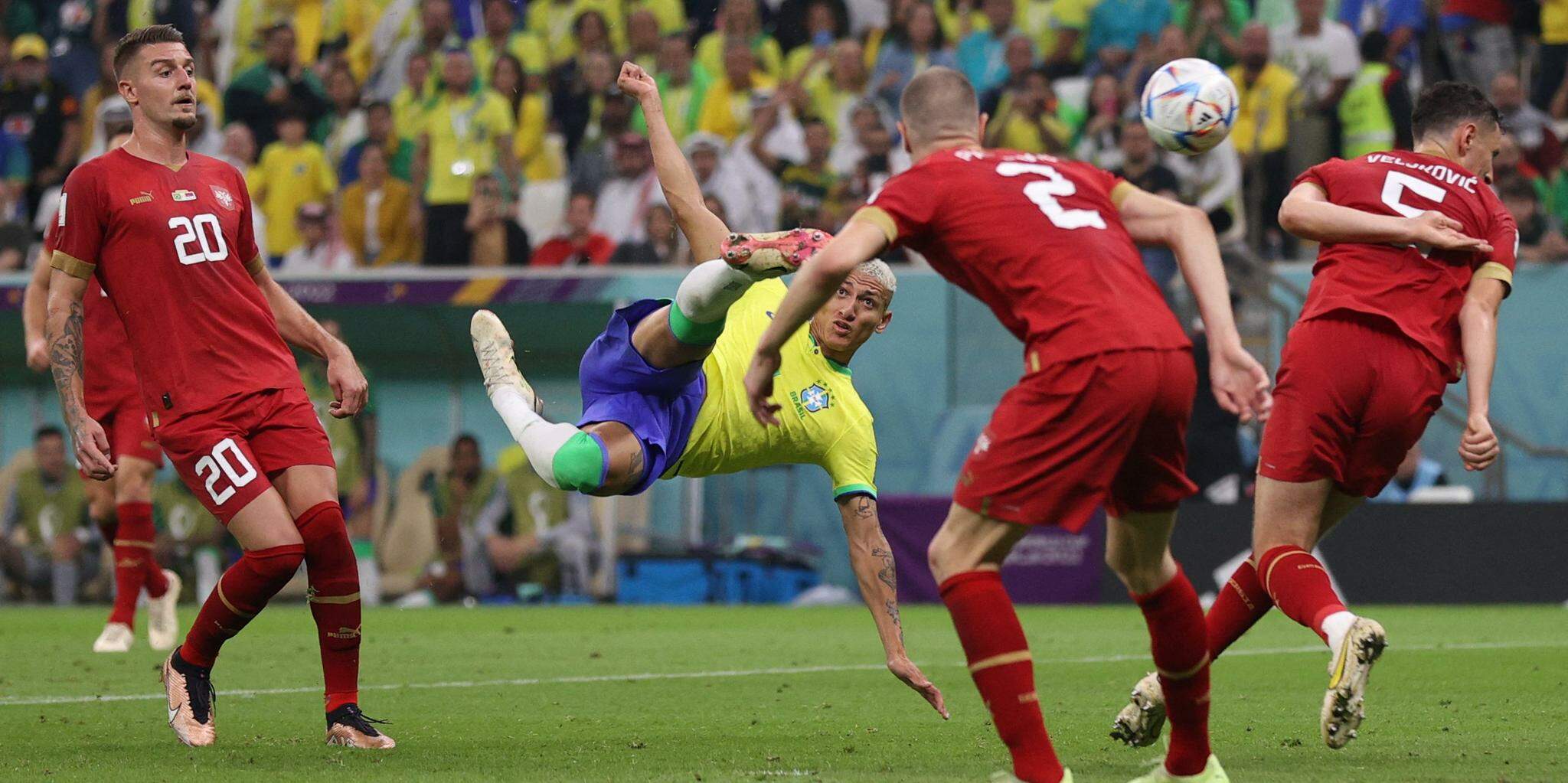 A última estreia da seleção, no Catar, em 2022, foi marcada pela bela atuação do atacante Richarlison, que marcou dois gols na vitória sobre a Sérvia, sendo um deles de voleio