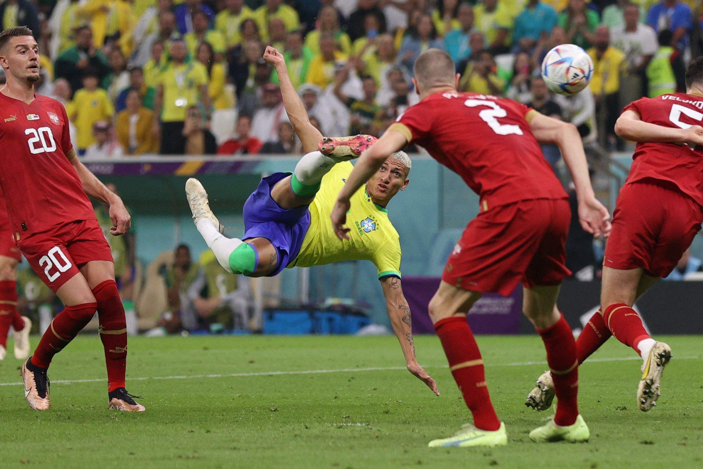 A última estreia da seleção, no Catar, em 2022, foi marcada pela bela atuação do atacante Richarlison, que marcou dois gols na vitória sobre a Sérvia, sendo um deles de voleio