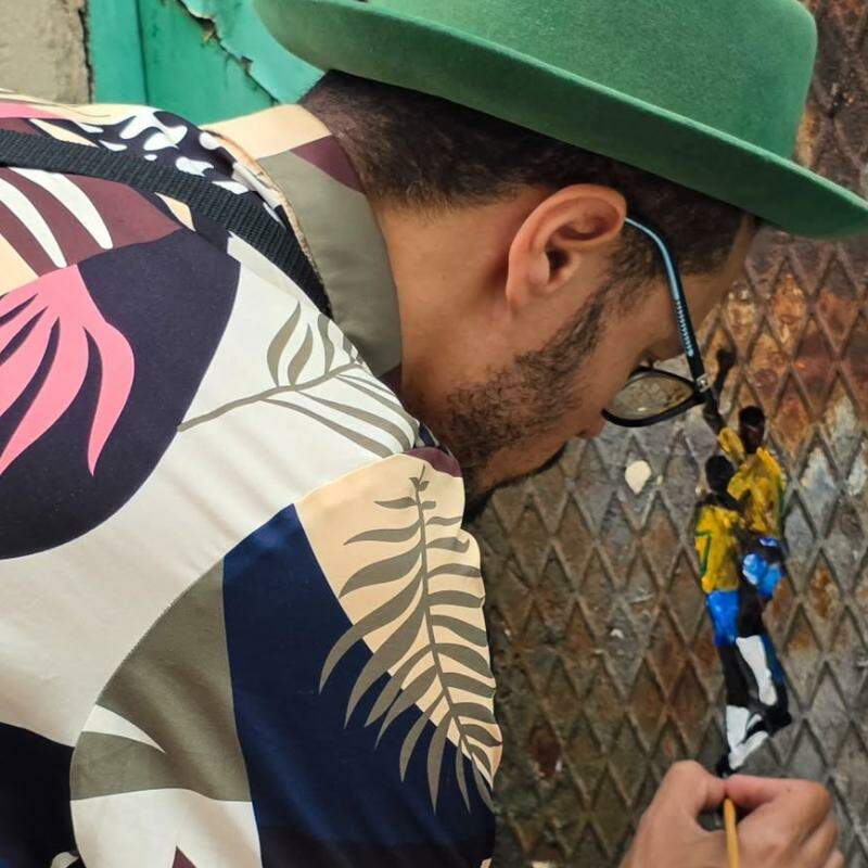 Artista deixou a Rota do Rei, com 19 pequenas pinturas nas ruas de Santos