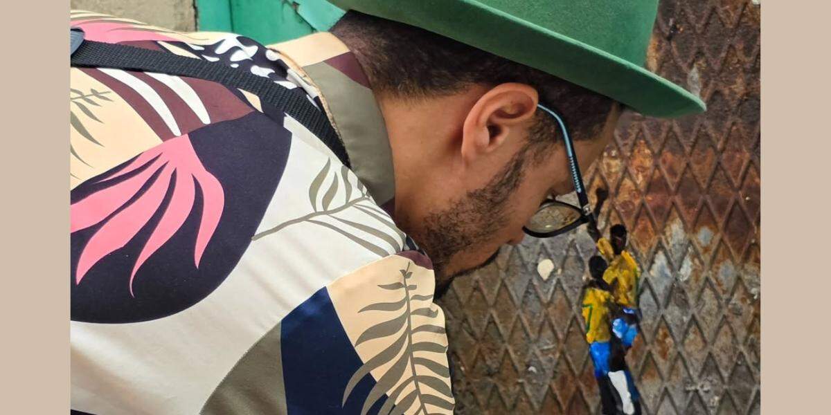 Artista deixou a Rota do Rei, com 19 pequenas pinturas nas ruas de Santos