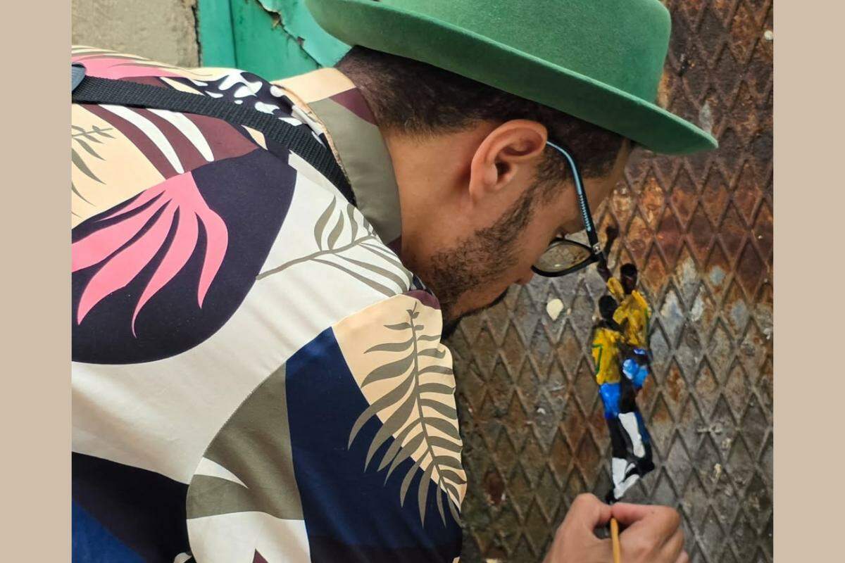 Artista deixou a Rota do Rei, com 19 pequenas pinturas nas ruas de Santos