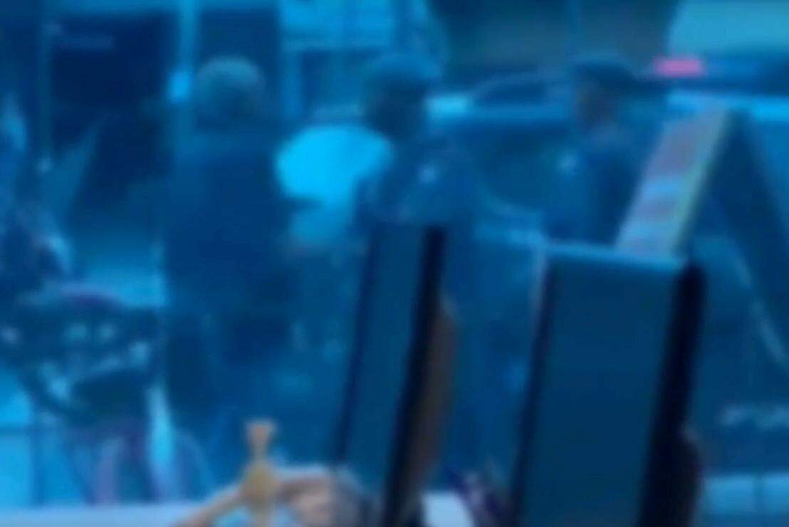 Homem vai para cima de policiais atendendo ocorrência em comércio por causa de viatura estacionada em Guarujá; VÍDEO 