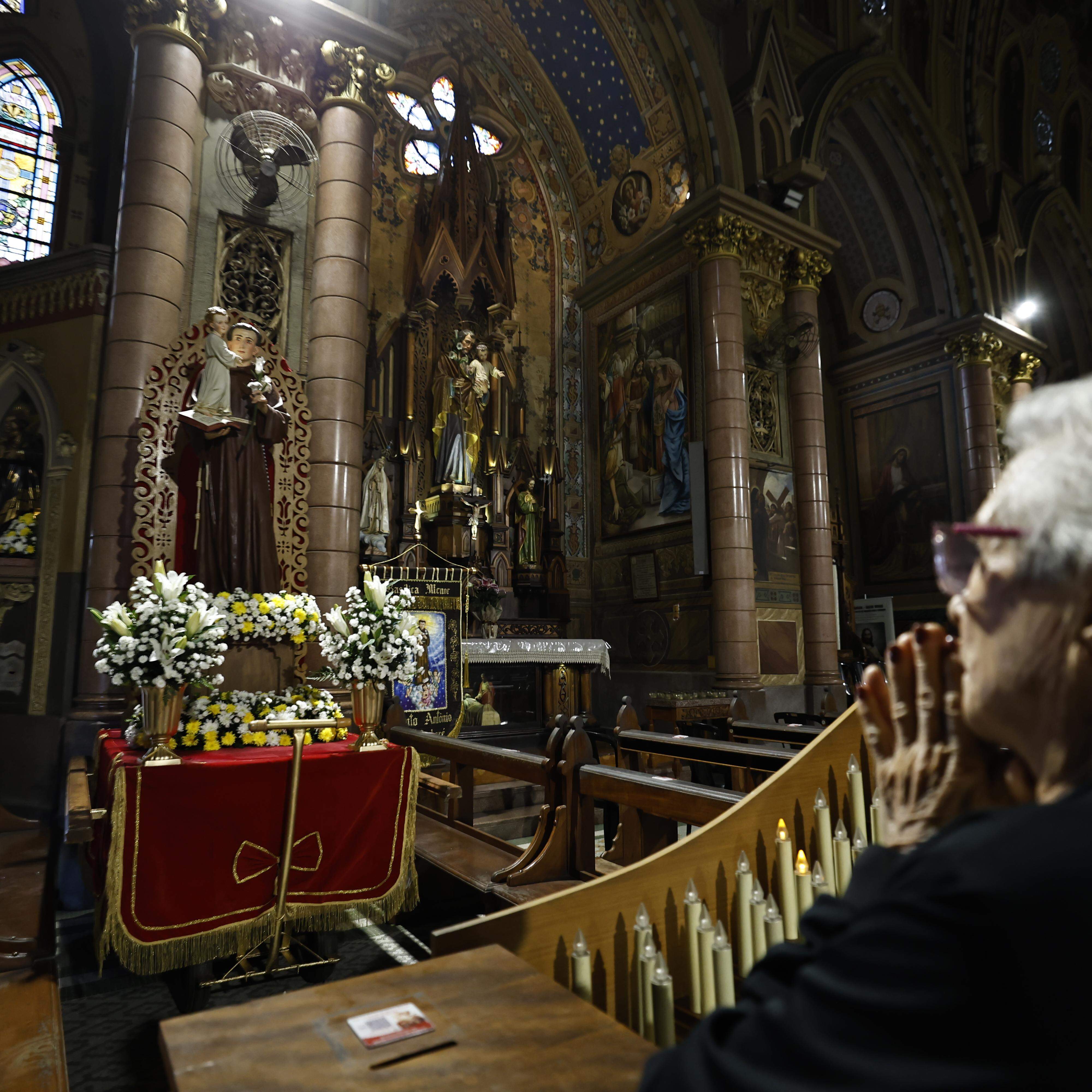 Devota reza em frente à imagem de Santo Antônio no Embaré: igreja contará com seis missas e procissão