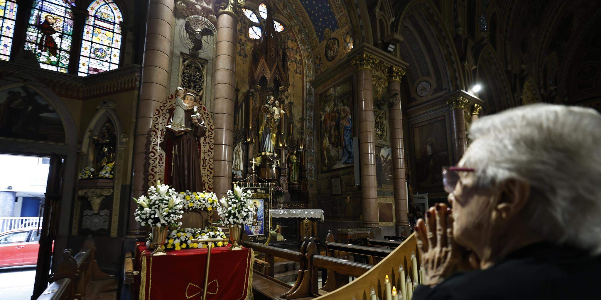 Devota reza em frente à imagem de Santo Antônio no Embaré: igreja contará com seis missas e procissão