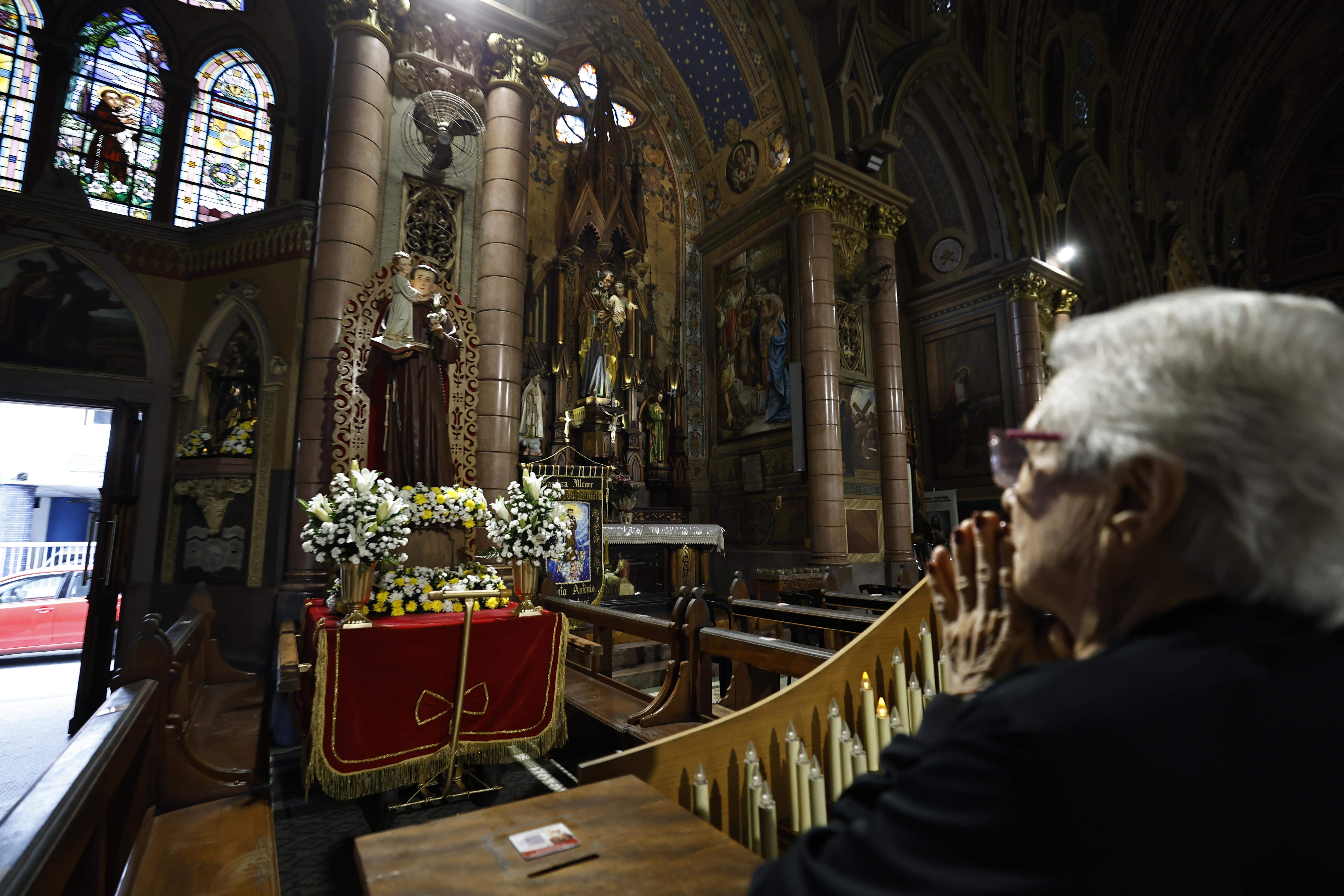 Devota reza em frente à imagem de Santo Antônio no Embaré: igreja contará com seis missas e procissão