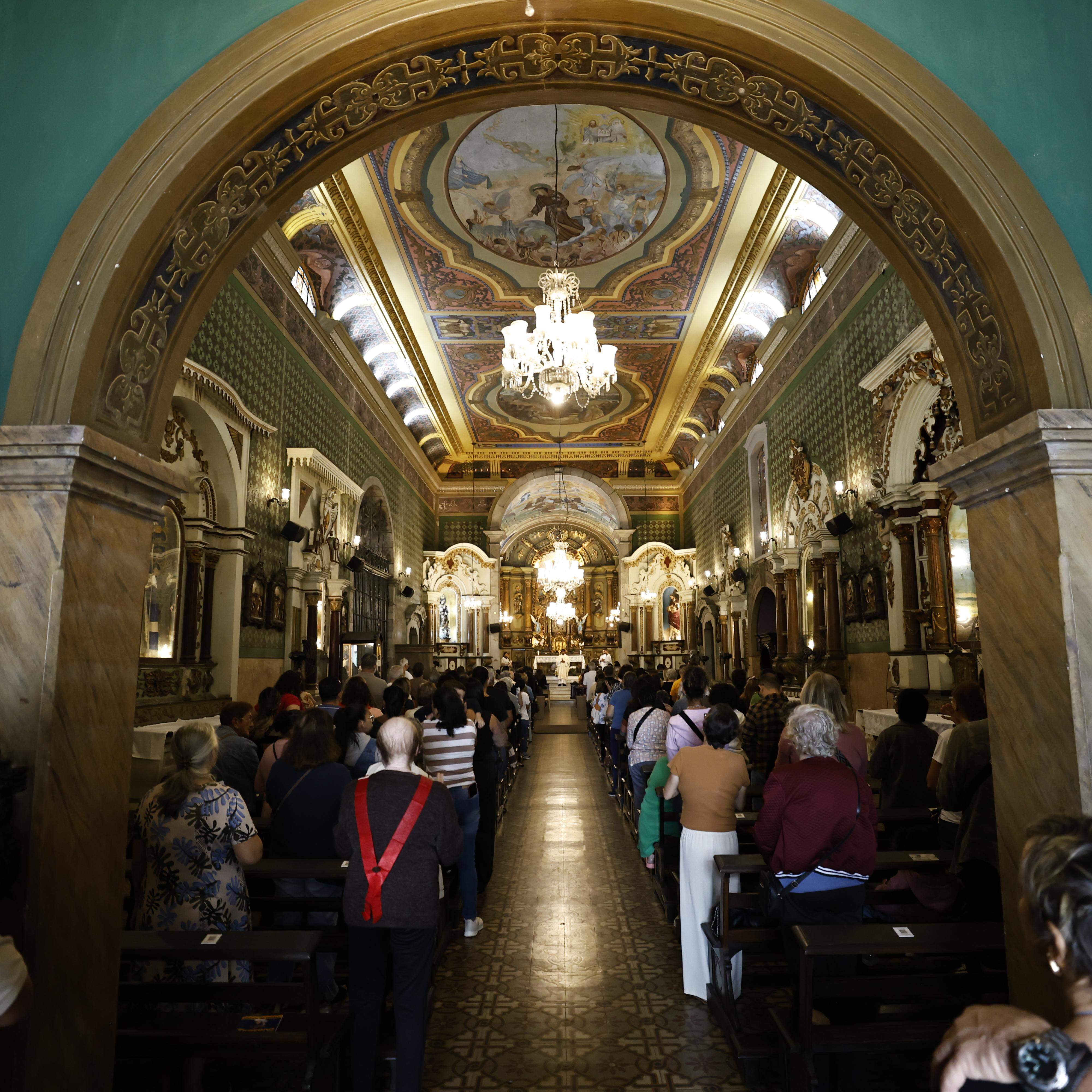 Igreja do Valongo teve movimento intenso de devotos ao longo do dia, com missas e uma quermesse