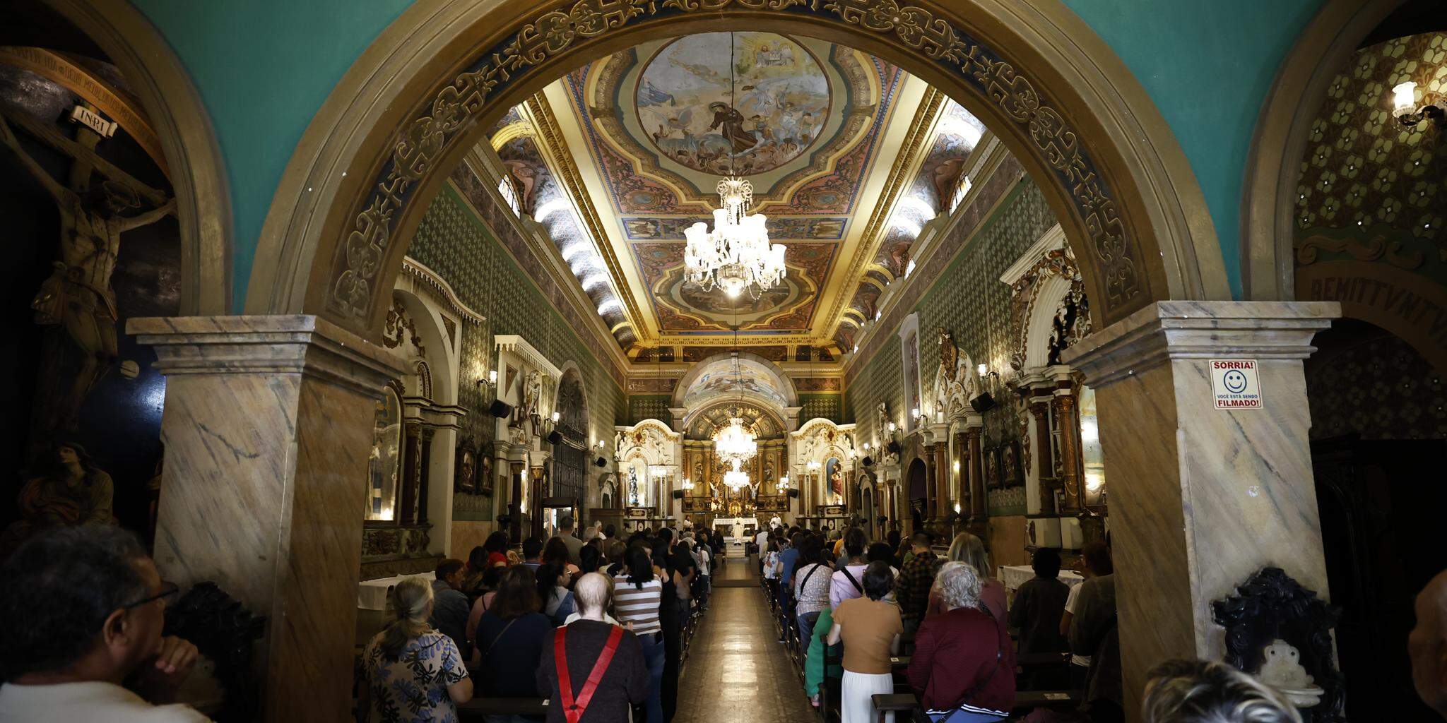 Igreja do Valongo teve movimento intenso de devotos ao longo do dia, com missas e uma quermesse