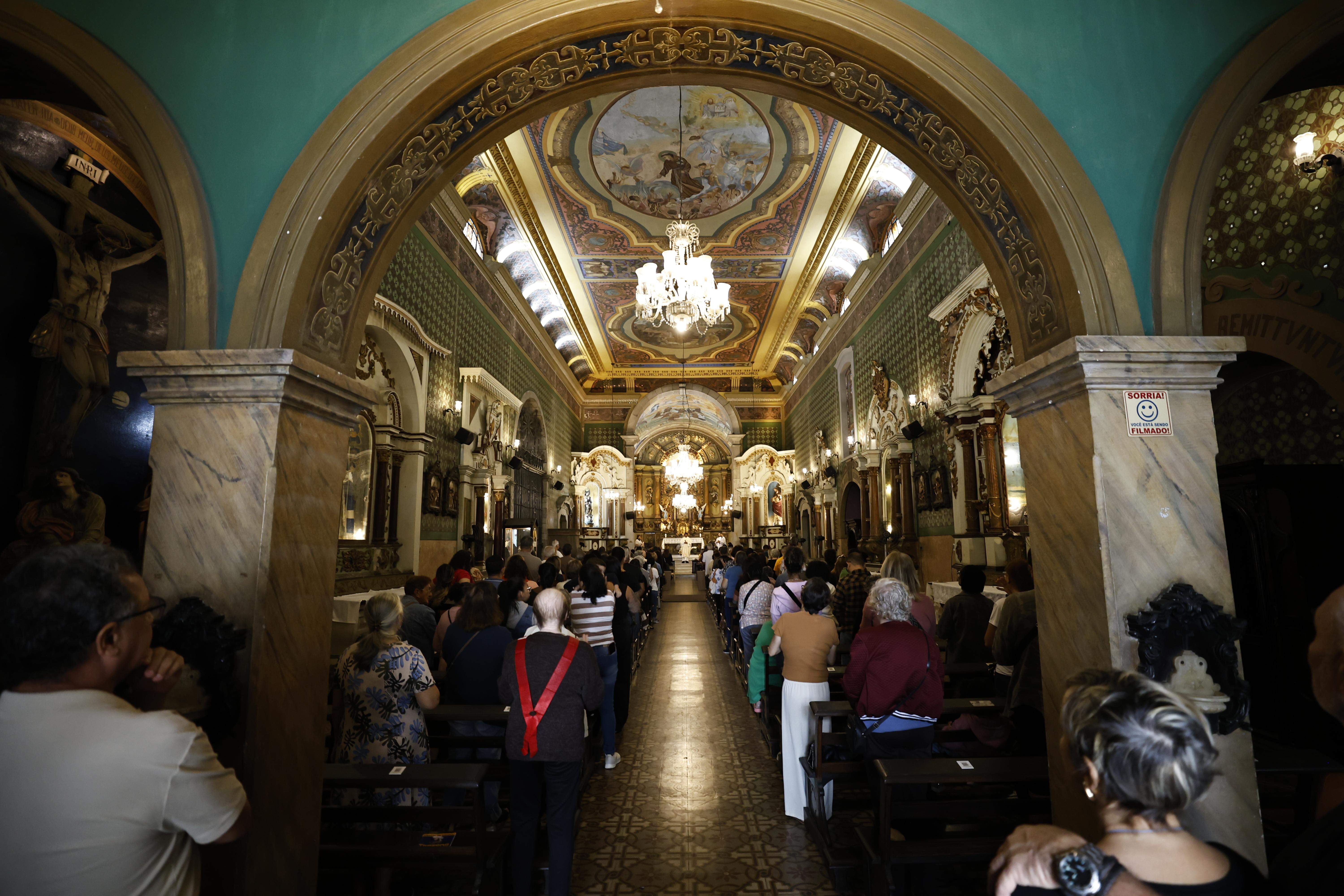 Igreja do Valongo teve movimento intenso de devotos ao longo do dia, com missas e uma quermesse