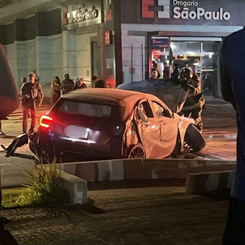 Acidente aconteceu na Avenida Dom Pedro I, no bairro Enseada, em Guarujá