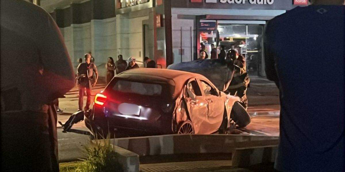 Acidente aconteceu na Avenida Dom Pedro I, no bairro Enseada, em Guarujá