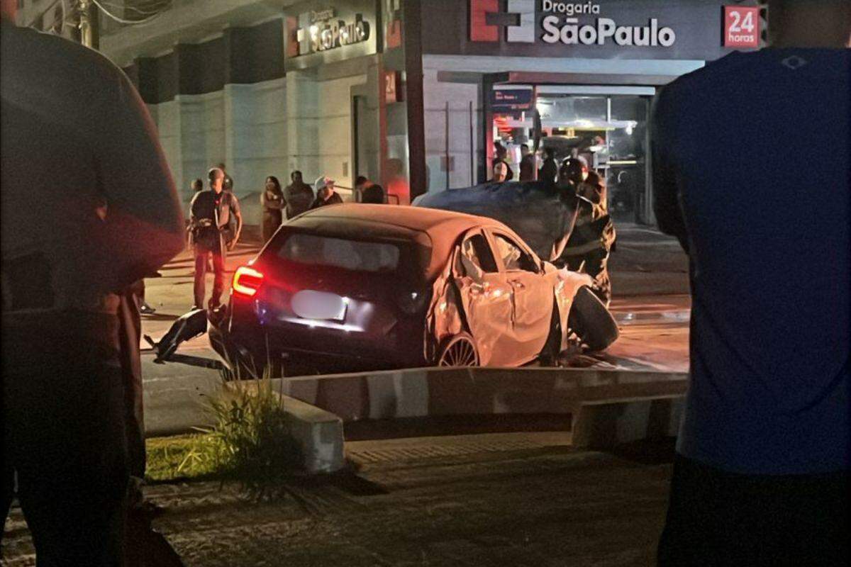 Acidente aconteceu na Avenida Dom Pedro I, no bairro Enseada, em Guarujá