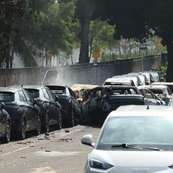 Aeronaves caíram sobre carros elétricos e provocaram incêndio