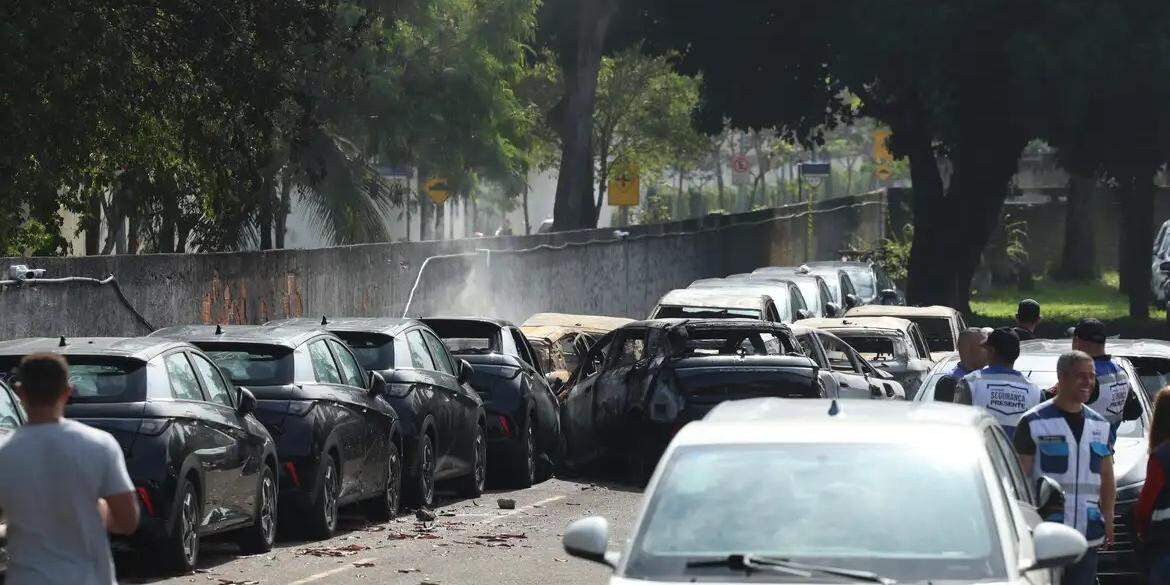 Aeronaves caíram sobre carros elétricos e provocaram incêndio