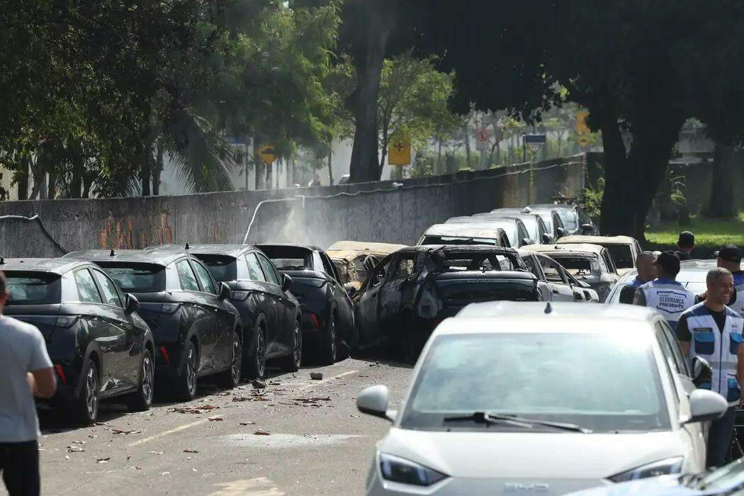 Aeronaves caíram sobre carros elétricos e provocaram incêndio
